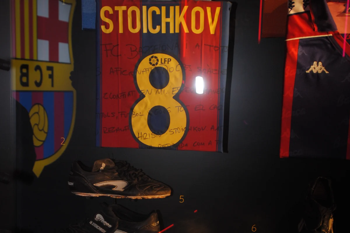 Kostum Barcelona biru merah bernomor 8 dengan nama STOICHKOV bertanda tangan, di samping lambang FCB dan sepasang sepatu bola