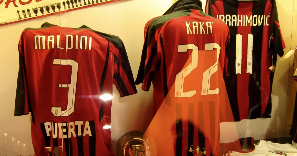 Kostum AC Milan merah hitam bernama Maldini 3, Kaka 22, dan Ibrahimovic 11 di dalam etalase museum San Siro