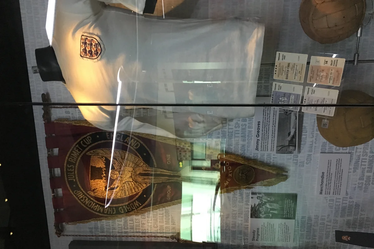 Kostum putih Inggris berkerah sederhana di dalam etalase museum