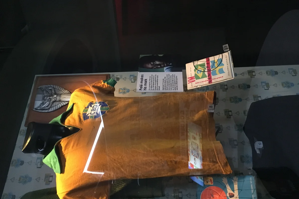 Kostum kuning hijau Brasil di dalam etalase National Football Museum