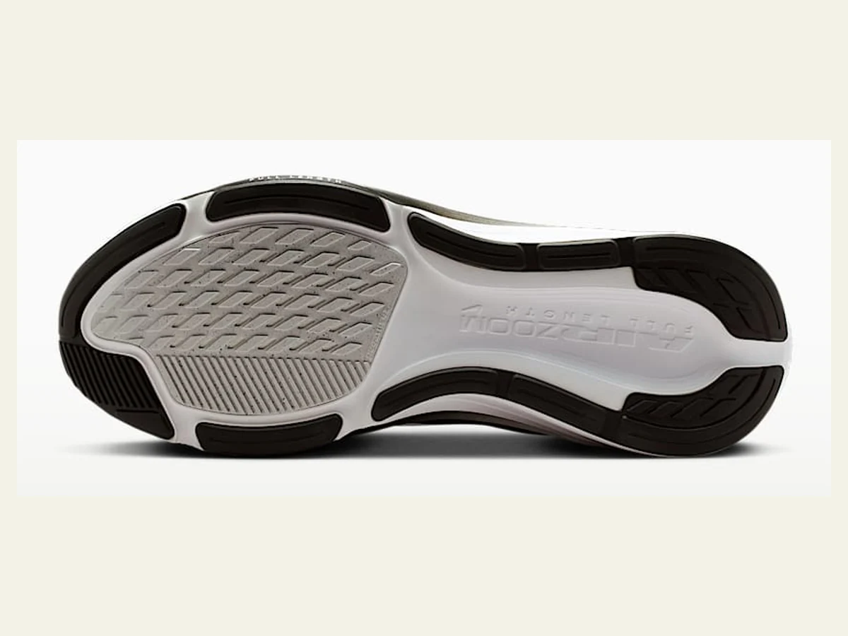 Outsole Nike Pegasus 42 dengan pola karet Waffle