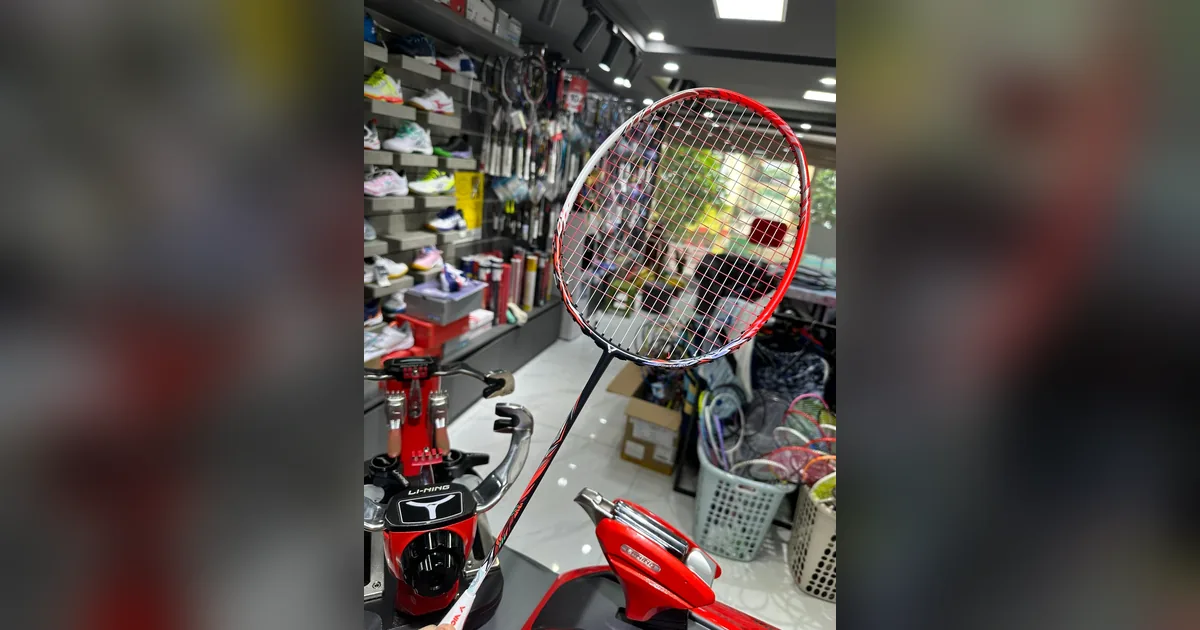 Raket badminton Victor Thruster Ryuga merah hitam di mesin senar sebuah toko raket