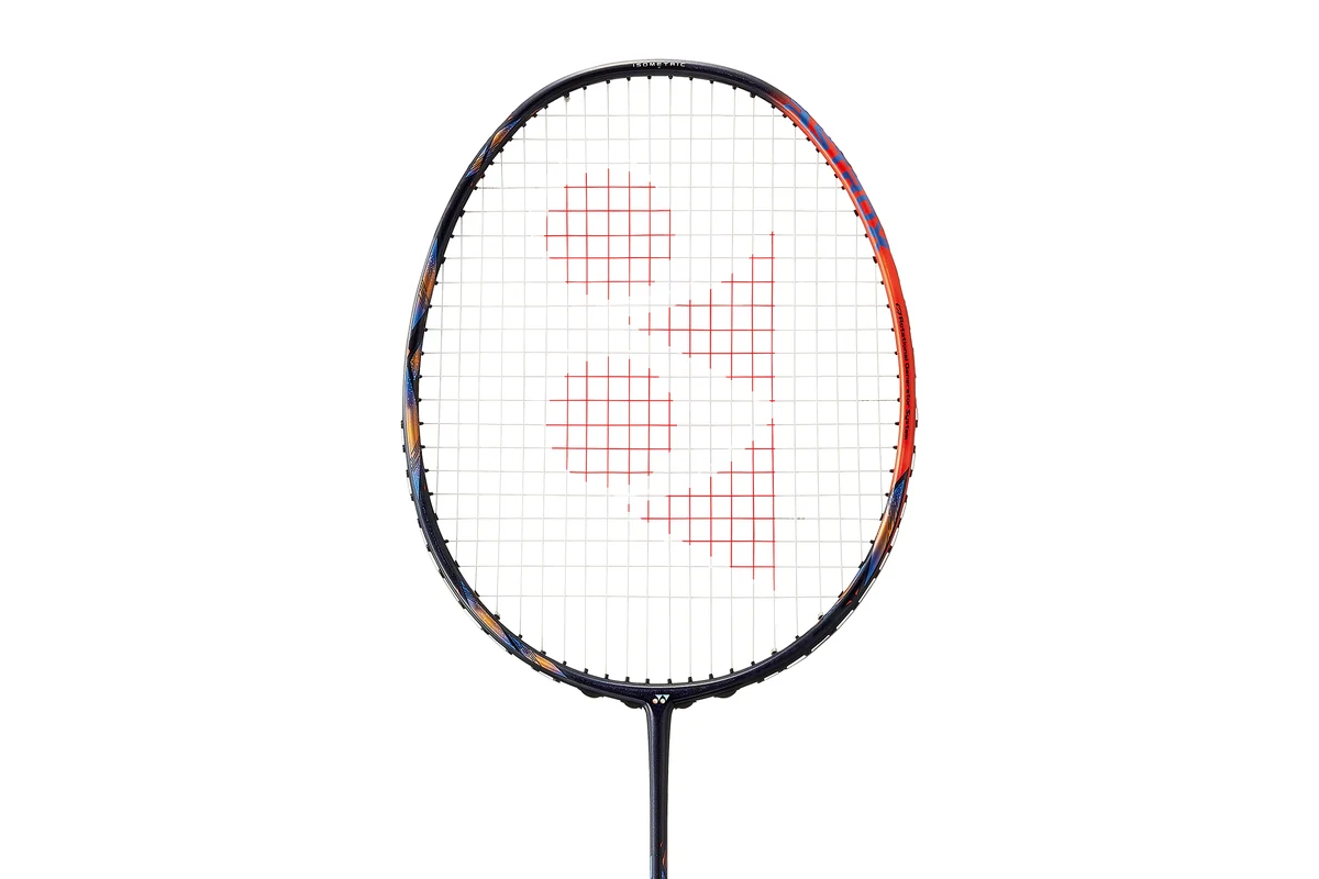 Kepala raket Yonex Astrox 77 Pro dengan rangka biru tua bercorak oranye dan senar bergambar logo Yonex