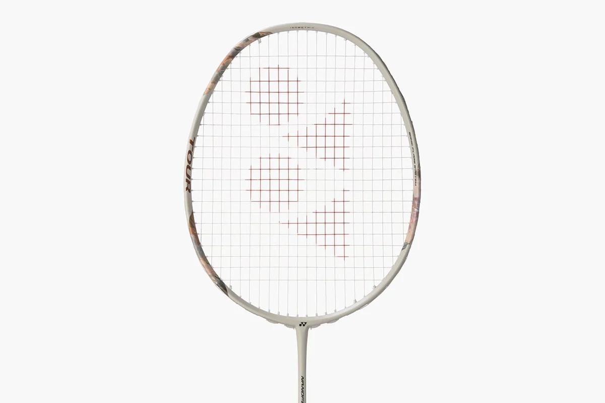 Kepala raket Yonex Nanoflare 700 Tour berwarna putih krem dengan tulisan TOUR di sisi rangka