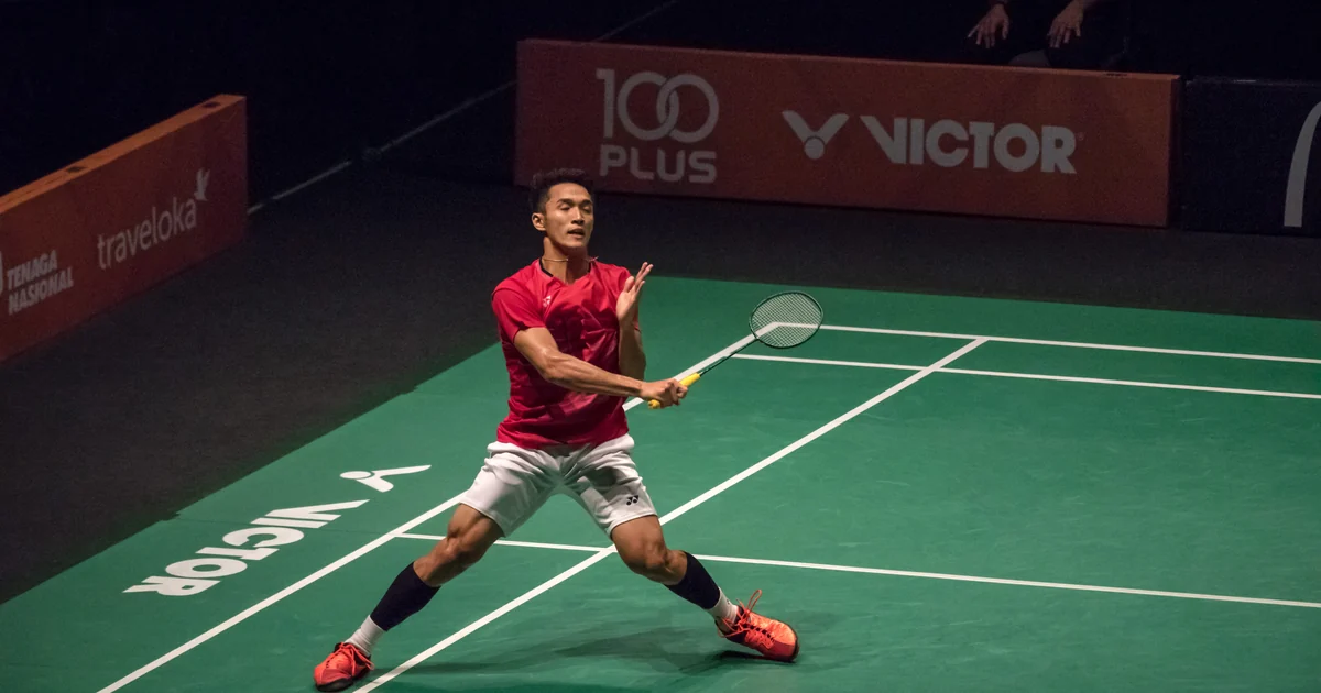 Jonatan Christie berkaus merah melangkah lebar sambil mengayunkan raket di lapangan hijau final SEA Games 2017