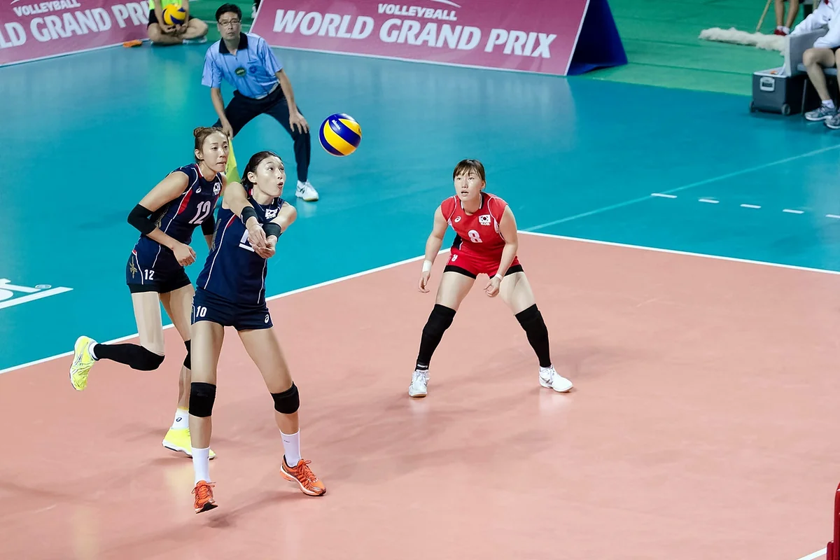 Pemain voli putri bersiap menerima bola di lapangan merah muda saat World Grand Prix