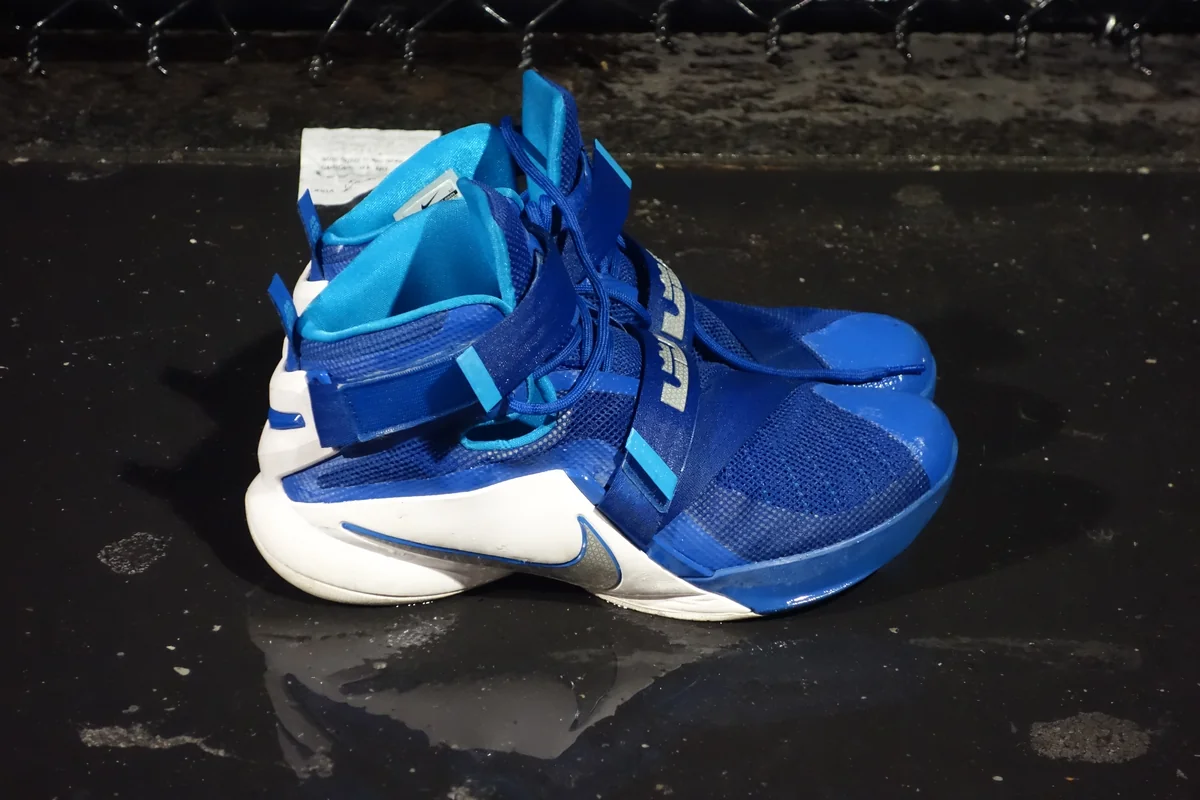 Sepatu basket Nike LeBron Soldier biru putih dengan tali strap besar di bagian atas