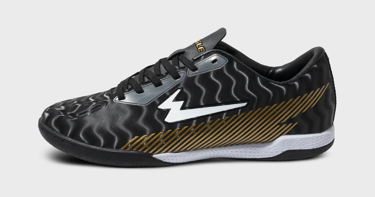 Sepatu futsal Eagle Pegasus IN warna hitam emas dilihat dari samping