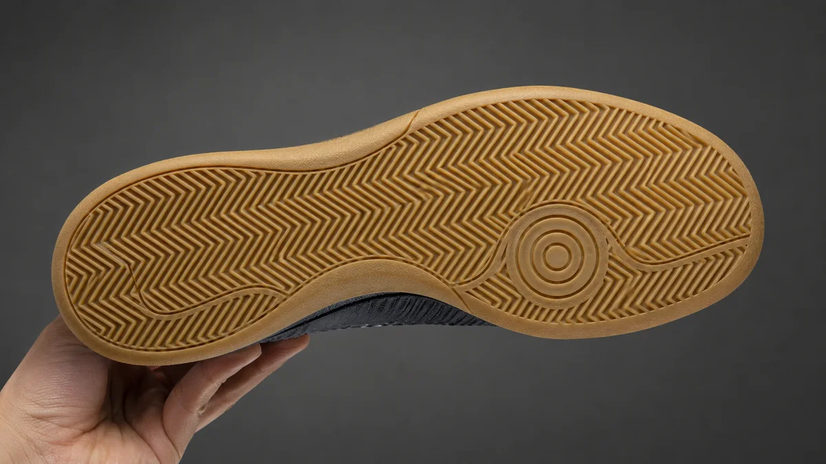 Detail pola sol karet rata sepatu futsal indoor tanpa merek
