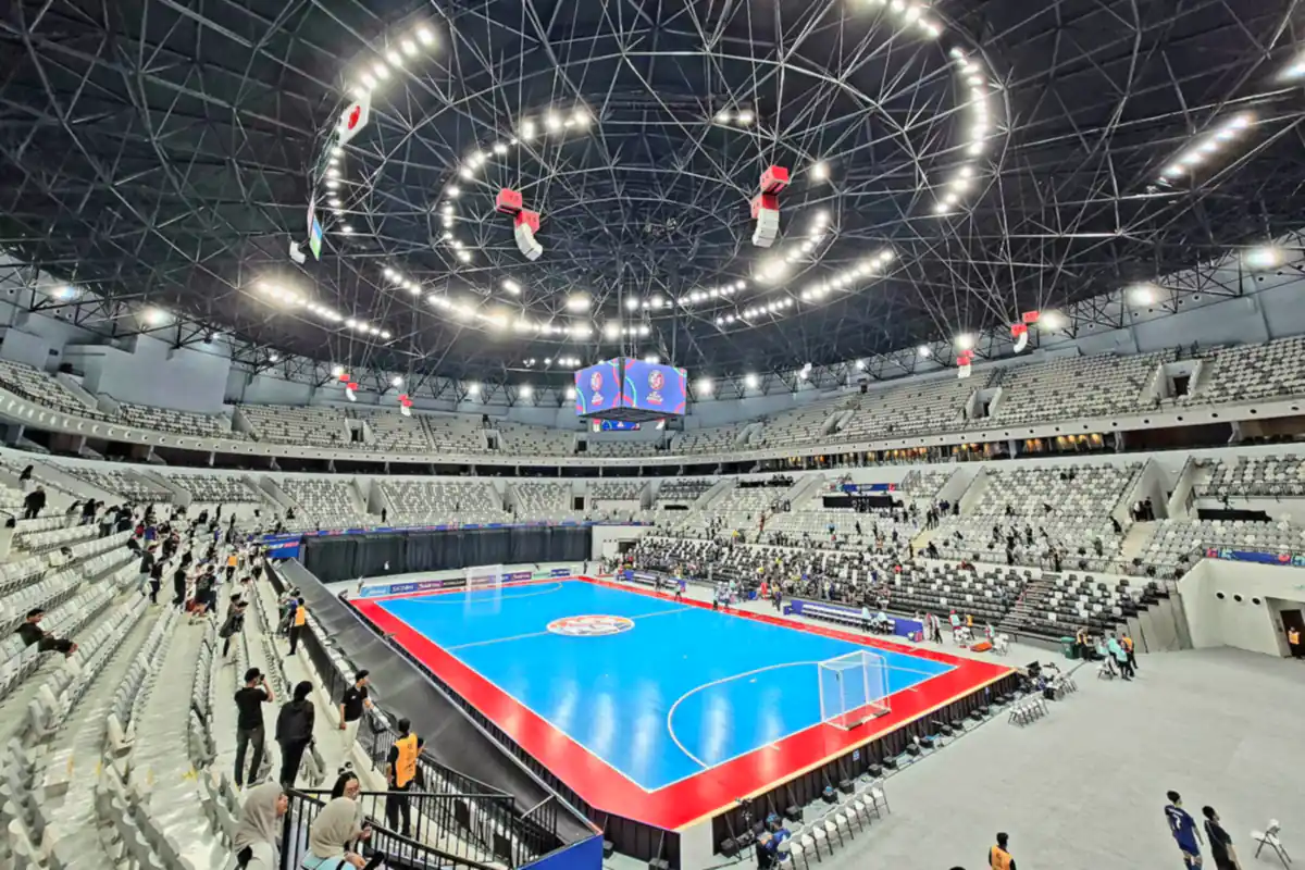 Suasana Indonesia Arena dengan atap berlampu melingkar dan lapangan futsal biru menjelang laga Piala Asia Futsal AFC 2026