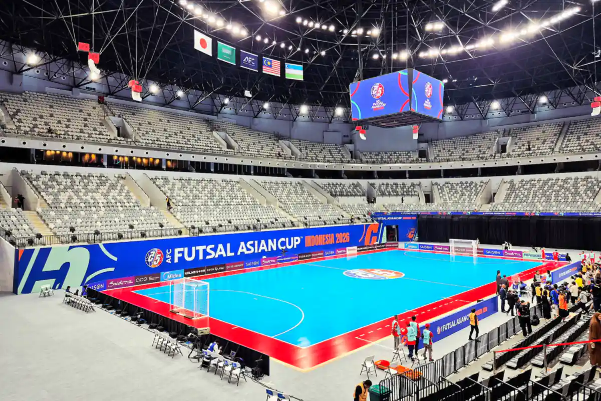 Lapangan futsal biru dengan garis putih dan gawang di Indonesia Arena saat Piala Asia Futsal AFC 2026