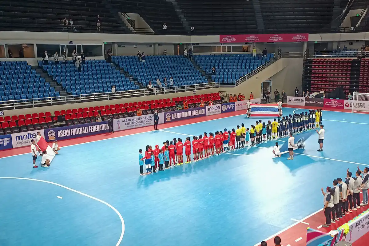 Dua tim futsal putri berbaris di tengah lapangan sebelum laga Indonesia melawan Thailand, Kejuaraan Futsal Putri ASEAN 2024