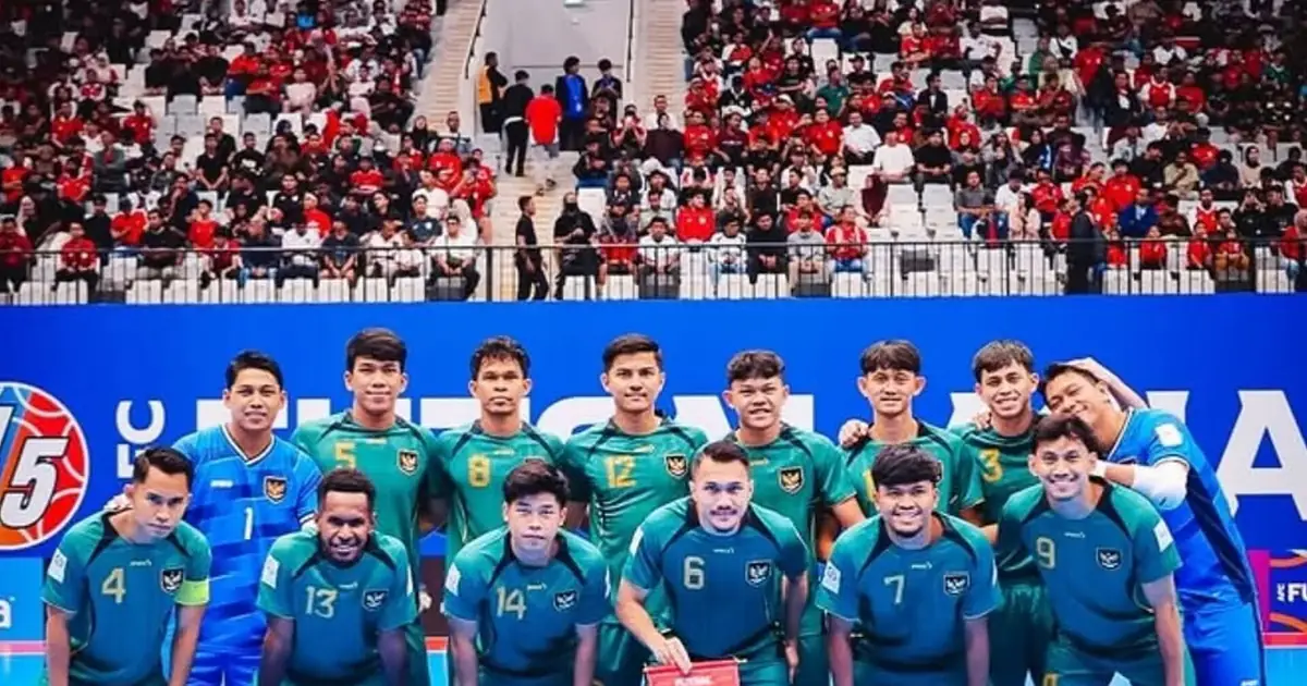Timnas futsal Indonesia berseragam hijau berfoto bersama di lapangan biru saat Piala Asia Futsal AFC 2026