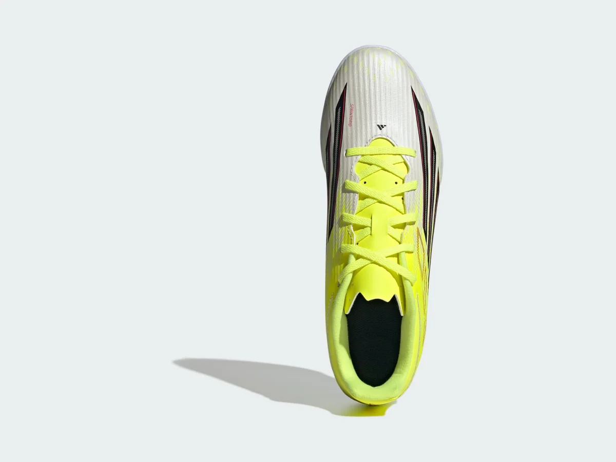 Sepatu futsal Adidas F50 Club IN warna Team Solar Yellow dilihat dari atas