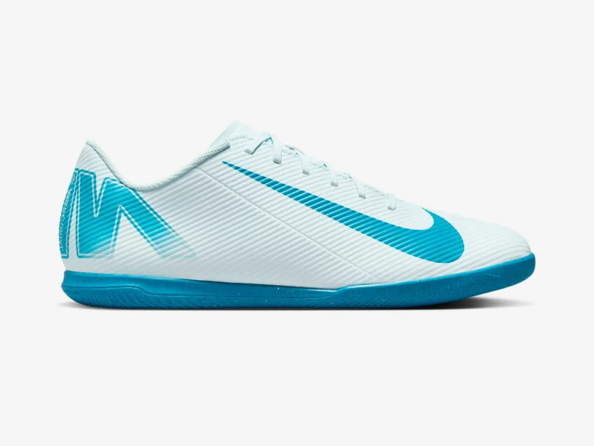 Sepatu futsal Nike Vapor 16 Club IC warna Glacier Blue dari samping