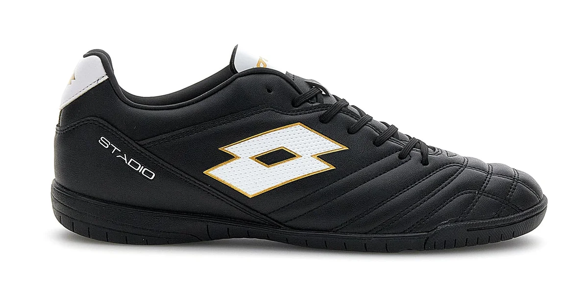 Sepatu futsal indoor Lotto Stadio 700 warna hitam dengan logo Lotto putih bergaris emas, tampak samping