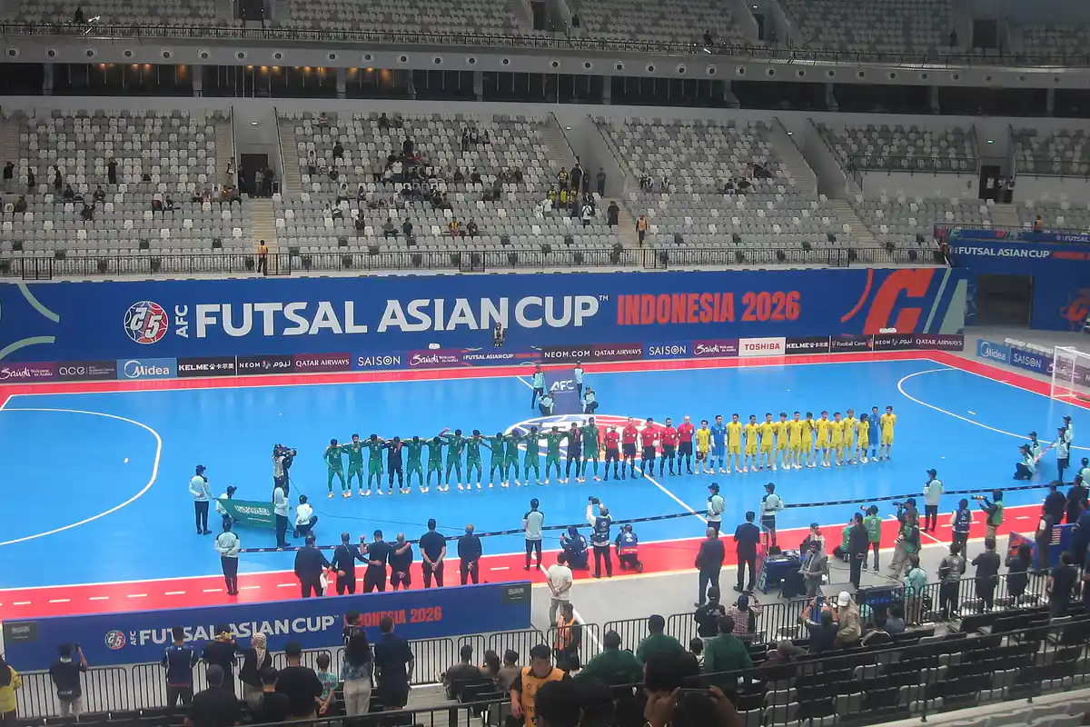 Dua tim futsal berbaris di tengah lapangan Indonesia Arena sebelum laga Piala Asia Futsal AFC 2026