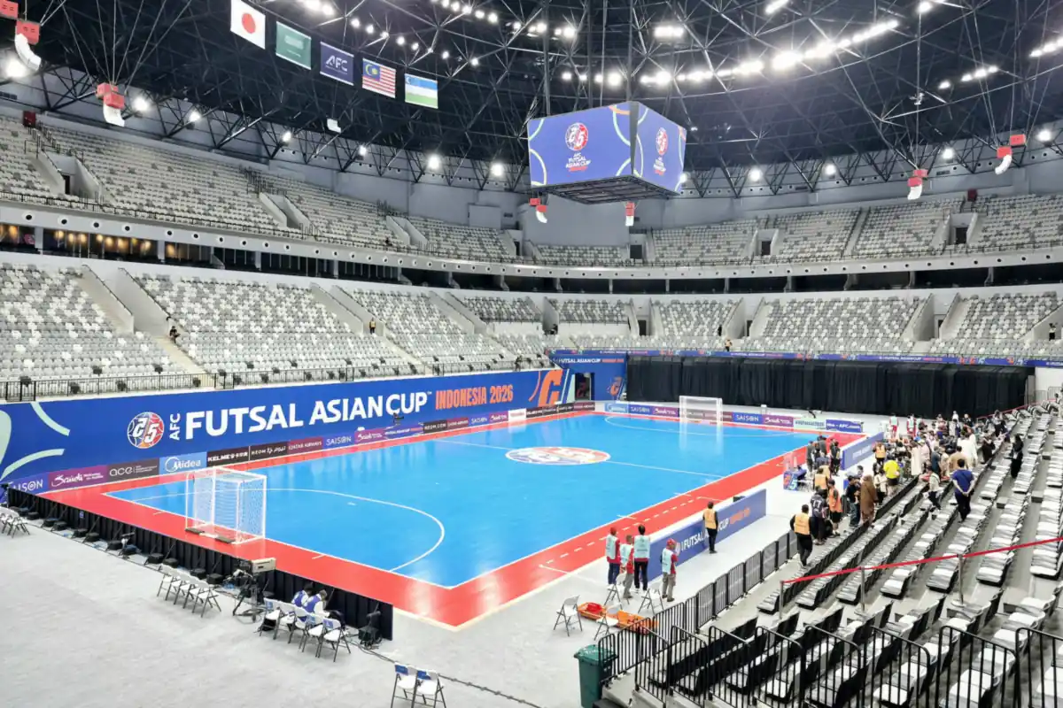 Lapangan futsal indoor berwarna biru dengan tepi merah di dalam Indonesia Arena, Jakarta, saat Piala Asia Futsal AFC 2026
