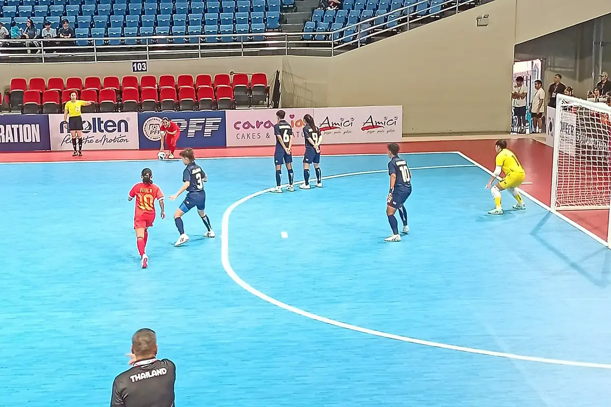 Pemain futsal putri berebut posisi di depan gawang pada laga Indonesia melawan Thailand, Kejuaraan Futsal Putri ASEAN 2024