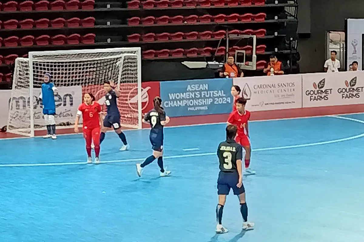 Pemain futsal putri Indonesia dan Thailand bergerak di lapangan interior biru pada Kejuaraan Futsal Putri ASEAN 2024