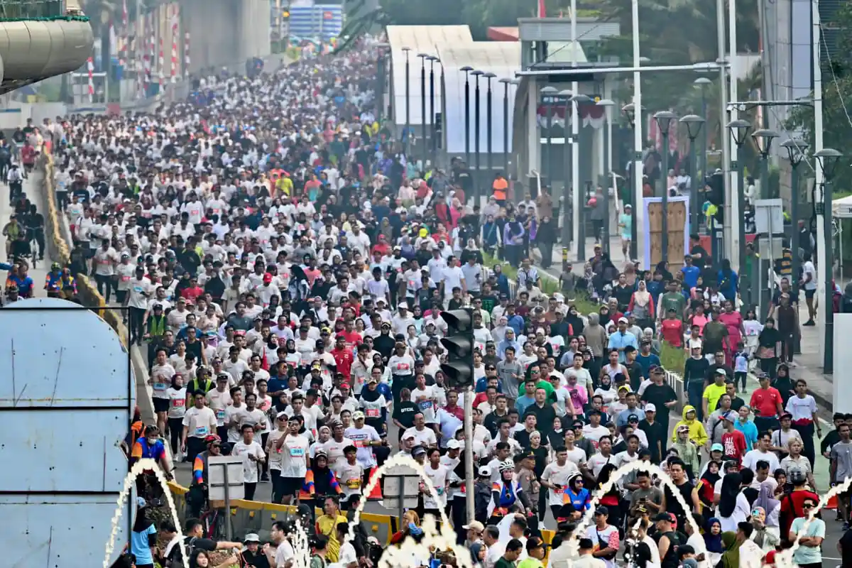 Ribuan peserta lomba lari Merdeka Run 8.0K memenuhi jalan di Jakarta