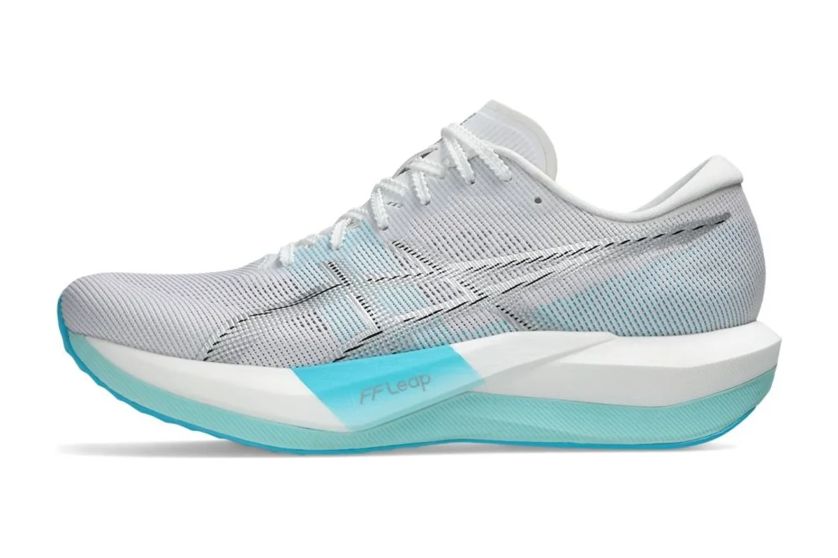 ASICS Magic Speed 5 tampak samping, sepatu lari berpelat untuk latihan tempo