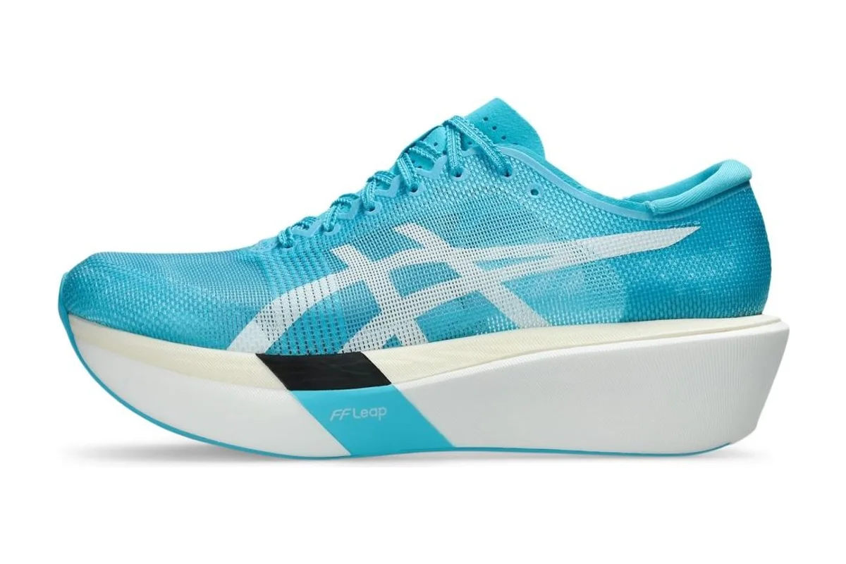 ASICS Metaspeed Sky Tokyo tampak samping, sepatu lari balap berpelat carbon