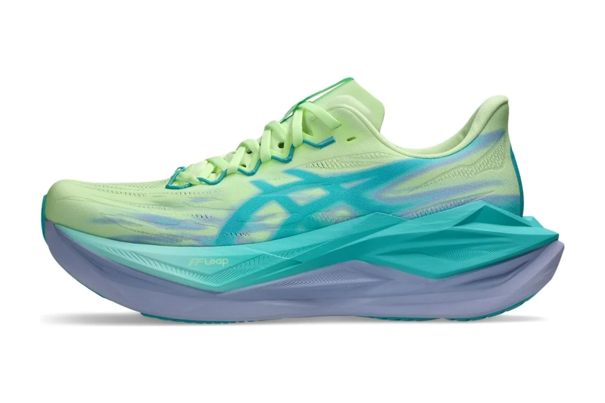 ASICS Superblast 3 tampak samping, sepatu lari bertumpukan busa tinggi