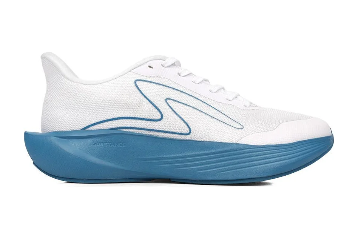 Specs Cloudblazer tampak samping, sepatu lari lokal berbantalan tebal