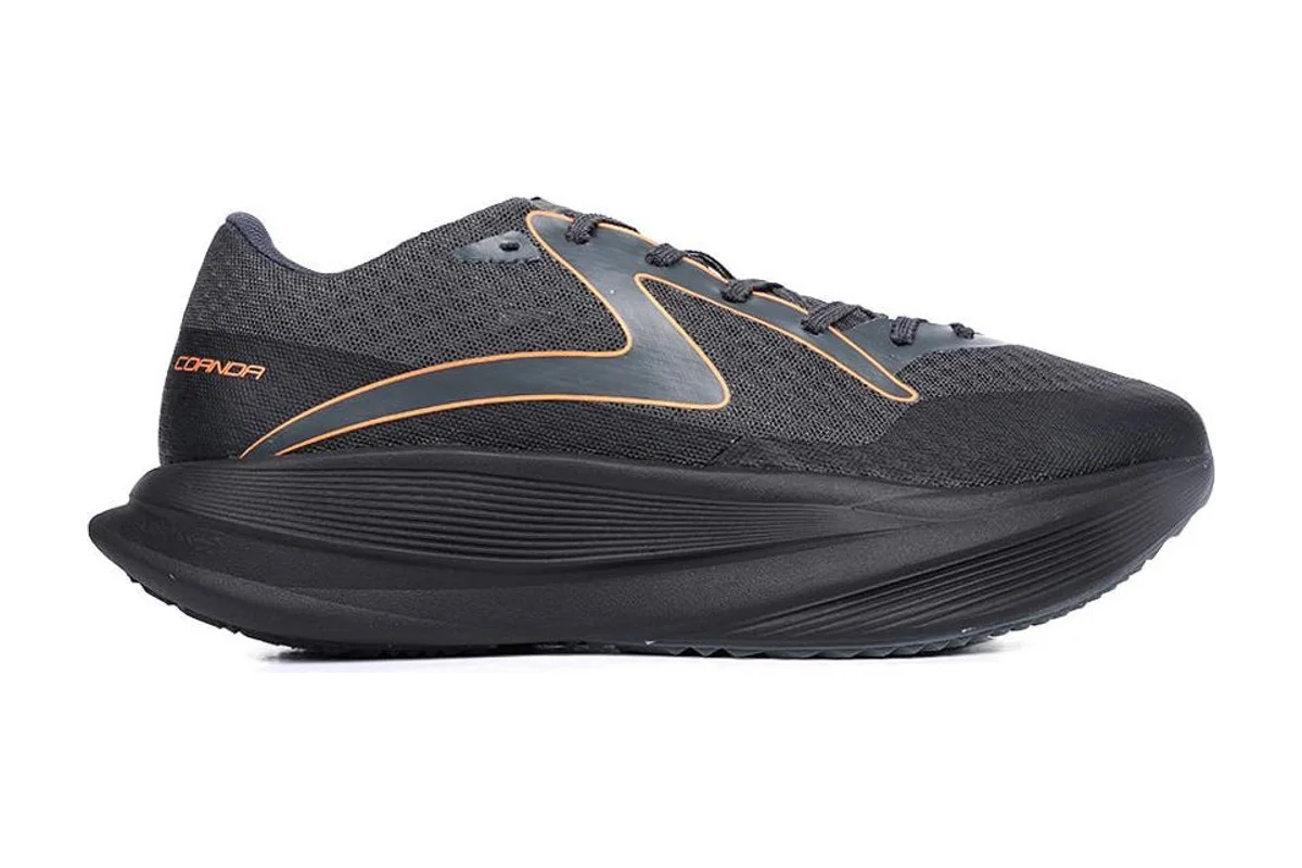 Specs Coanda SV tampak samping, memperlihatkan garis sambungan upper dan midsole