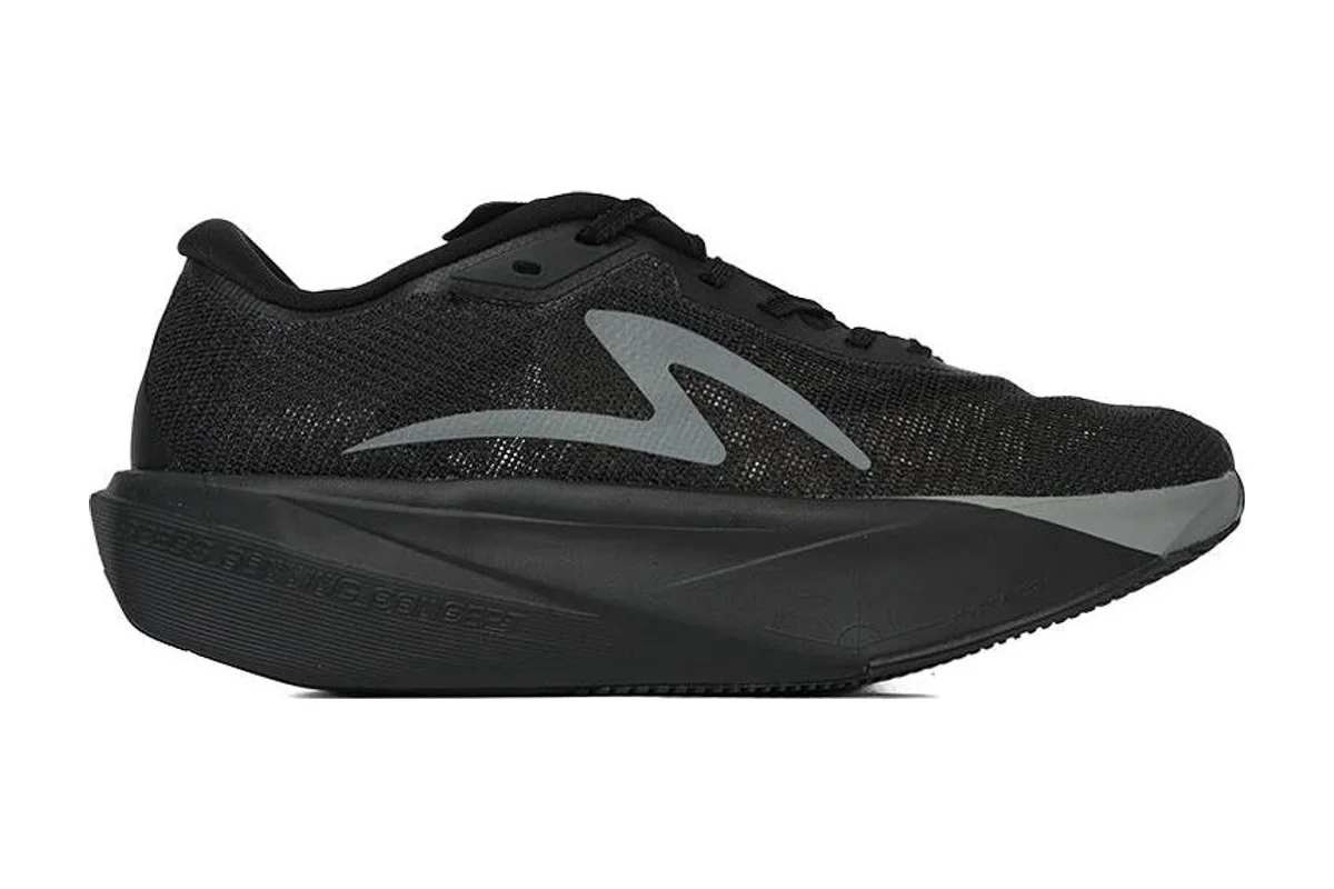 Specs Novaspeed SUBSX tampak samping, sepatu lari lokal kelas tertinggi