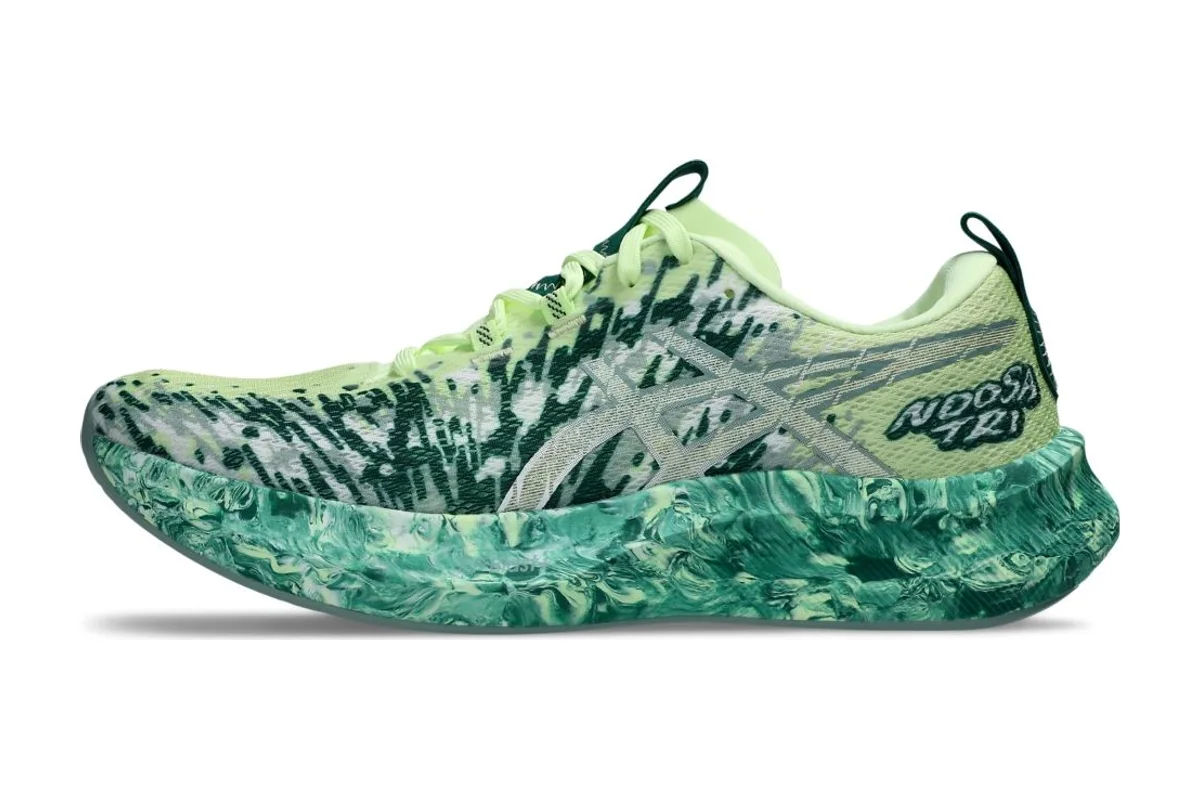 ASICS Gel-Noosa Tri 16 tampak samping, sepatu lari merek global kelas menengah