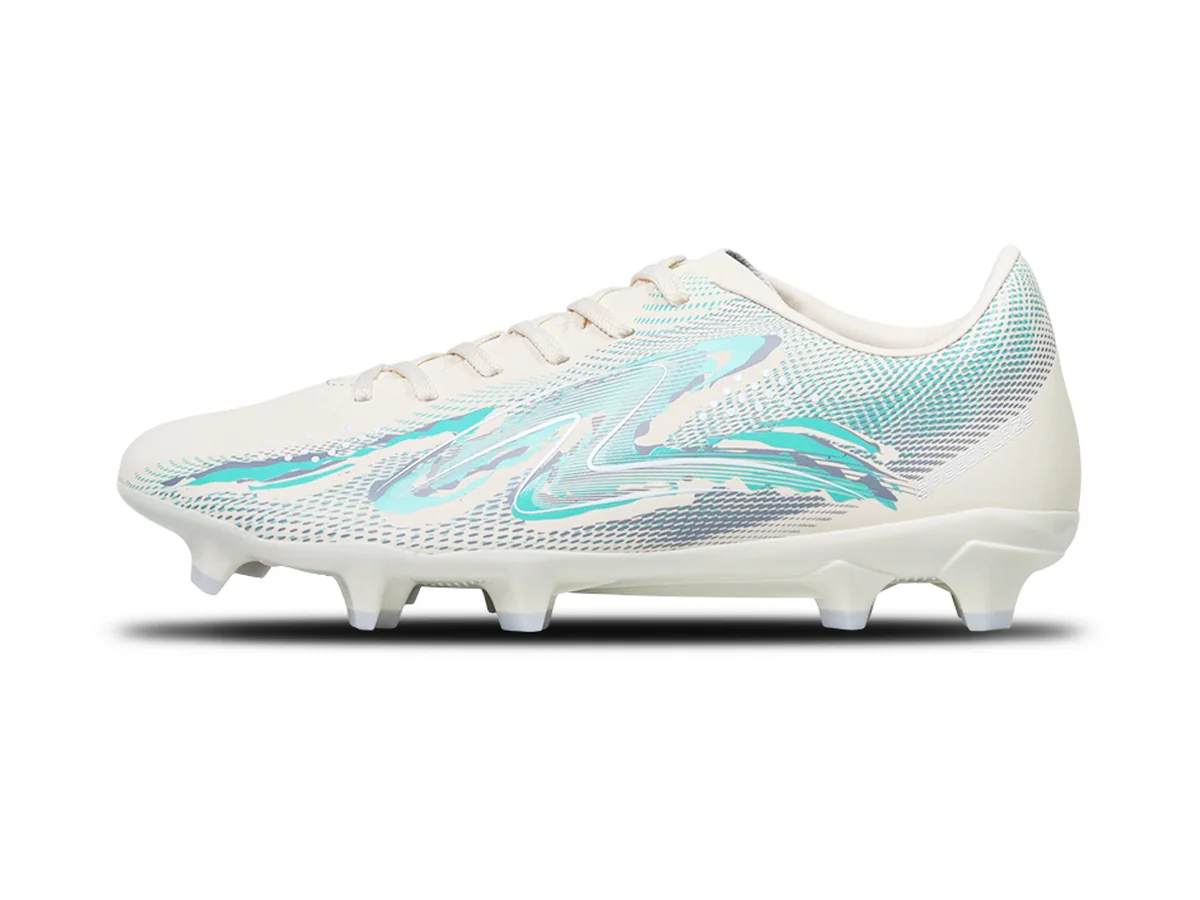 Sepatu bola putih merah dengan outsole hitam dan stud terlihat pada bagian bawah