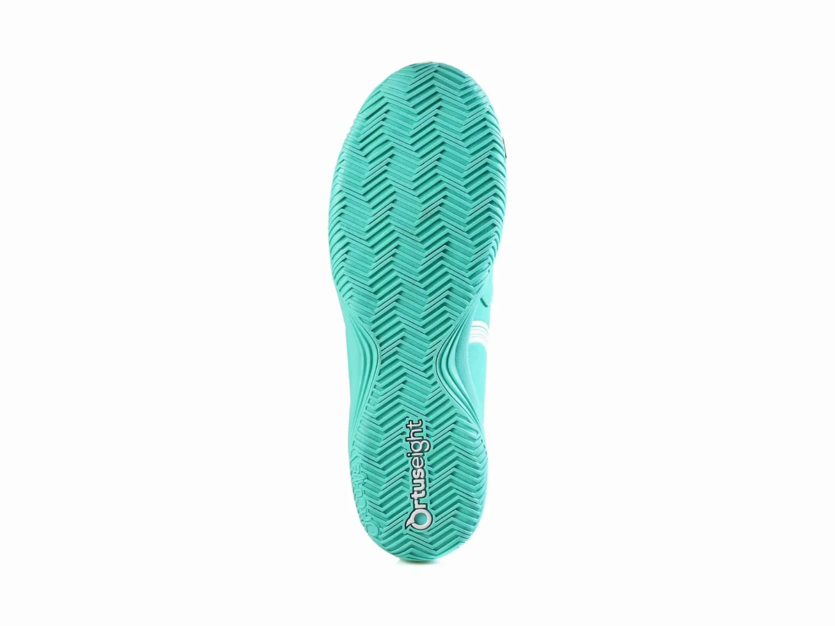 Outsole karet Ortuseight berwarna aqua dengan alur zig-zag tanpa stud panjang