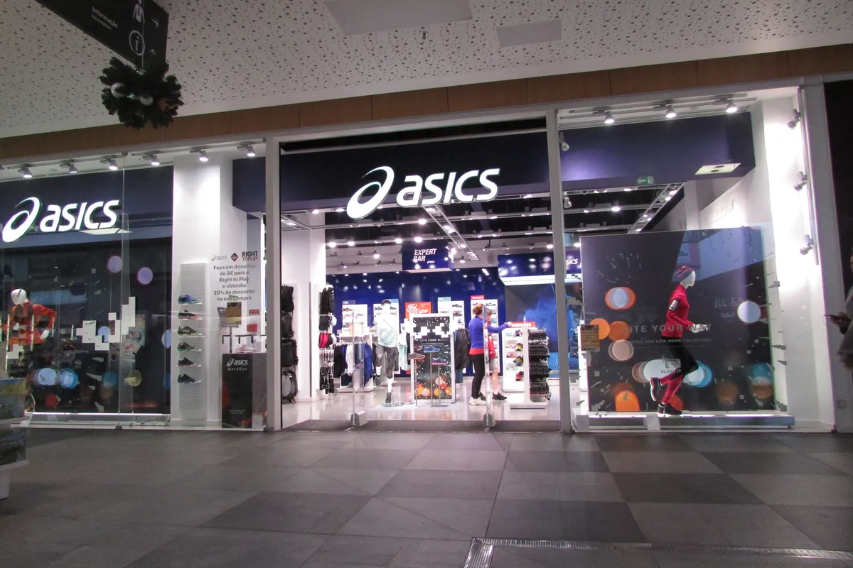 Etalase dan pintu masuk toko Asics di sebuah pusat perbelanjaan